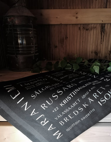 Musta Merisää -laudeliina, Mia.O