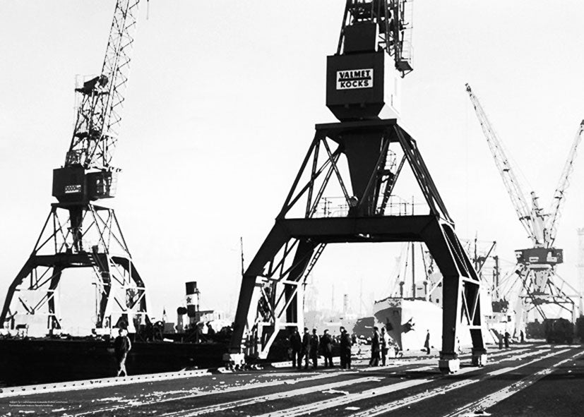 Mustavalkoinen Satama-juliste, kuva Kotkan satamasta